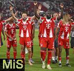 16.08.2025, Fussball Bundesliga 2025/2026, Franz-Beckenbauer-Supercup, VfB Stuttgart - FC Bayern Mnchen, in der MHP-Arena (Stuttgart). v.l. Konrad Laimer (FC Bayern Mnchen), Dayot Upamecano (FC Bayern Mnchen) und Sacha Boey (FC Bayern Mnchen) jubeln.