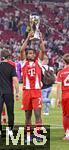16.08.2025, Fussball Bundesliga 2025/2026, Franz-Beckenbauer-Supercup, VfB Stuttgart - FC Bayern Mnchen, in der MHP-Arena (Stuttgart). Serge Gnabry (FC Bayern Mnchen) stemmt den Pokal in die Hhe.