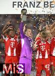 16.08.2025, Fussball Bundesliga 2025/2026, Franz-Beckenbauer-Supercup, VfB Stuttgart - FC Bayern Mnchen, in der MHP-Arena (Stuttgart). v.l.  Wisdom Mike (FC Bayern Mnchen), Torwart Manuel Neuer (FC Bayern Mnchen) und Lennart Karl (FC Bayern Mnchen) 