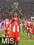 16.08.2025, Fussball Bundesliga 2025/2026, Franz-Beckenbauer-Supercup, VfB Stuttgart - FC Bayern Mnchen, in der MHP-Arena (Stuttgart). Jonah Kusi-Asare (Bayern Mnchen) stemmt den Pokal in die Hhe,