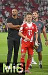 16.08.2025, Fussball Bundesliga 2025/2026, Franz-Beckenbauer-Supercup, VfB Stuttgart - FC Bayern Mnchen, in der MHP-Arena (Stuttgart). v.l. Trainer Vincent Kompany (FC Bayern Mnchen), Joshua Kimmich (FC Bayern Mnchen) und der Kakadu