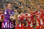 16.08.2025, Fussball Bundesliga 2025/2026, Franz-Beckenbauer-Supercup, VfB Stuttgart - FC Bayern Mnchen, in der MHP-Arena (Stuttgart). v.l.  Torwart Manuel Neuer (FC Bayern Mnchen), Dayot Upamecano (FC Bayern Mnchen), Joshua Kimmich (FC Bayern Mnchen) und Harry Kane (FC Bayern Mnchen) jubeln.