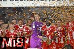 16.08.2025, Fussball Bundesliga 2025/2026, Franz-Beckenbauer-Supercup, VfB Stuttgart - FC Bayern Mnchen, in der MHP-Arena (Stuttgart). v.l. Lennart Karl (FC Bayern Mnchen), Tom Bischof (Bayern Mnchen), Sacha Boey (FC Bayern Mnchen), Torwart Manuel Neuer (FC Bayern Mnchen), Dayot Upamecano (FC Bayern Mnchen), Joshua Kimmich (FC Bayern Mnchen) und Harry Kane (FC Bayern Mnchen) jubeln.