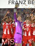 16.08.2025, Fussball Bundesliga 2025/2026, Franz-Beckenbauer-Supercup, VfB Stuttgart - FC Bayern Mnchen, in der MHP-Arena (Stuttgart). v.l.  Wisdom Mike (FC Bayern Mnchen), Torwart Manuel Neuer (FC Bayern Mnchen) und Lennart Karl (FC Bayern Mnchen) 