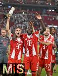 16.08.2025, Fussball Bundesliga 2025/2026, Franz-Beckenbauer-Supercup, VfB Stuttgart - FC Bayern Mnchen, in der MHP-Arena (Stuttgart). Der Kakadu ist immer dabei v.l. Joshua Kimmich (FC Bayern Mnchen), Dayot Upamecano (FC Bayern Mnchen) und Konrad Laimer (FC Bayern Mnchen) 