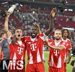 16.08.2025, Fussball Bundesliga 2025/2026, Franz-Beckenbauer-Supercup, VfB Stuttgart - FC Bayern Mnchen, in der MHP-Arena (Stuttgart). Der Kakadu ist immer dabei v.l. Joshua Kimmich (FC Bayern Mnchen), Dayot Upamecano (FC Bayern Mnchen) und Konrad Laimer (FC Bayern Mnchen) 