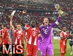 16.08.2025, Fussball Bundesliga 2025/2026, Franz-Beckenbauer-Supercup, VfB Stuttgart - FC Bayern Mnchen, in der MHP-Arena (Stuttgart). Der Kakadu ist immer dabei v.l. JJoshua Kimmich (FC Bayern Mnchen), Dayot Upamecano (FC Bayern Mnchen) und Torwart Manuel Neuer (FC Bayern Mnchen) 