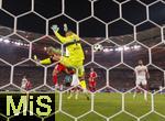 16.08.2025, Fussball Bundesliga 2025/2026, Franz-Beckenbauer-Supercup, VfB Stuttgart - FC Bayern Mnchen, in der MHP-Arena (Stuttgart). Kopfballtor zum 2:0 von Luis Diaz (mitte, FC Bayern Mnchen) gegen Torwart Fabian Bredlow (Stuttgart) 