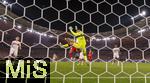 16.08.2025, Fussball Bundesliga 2025/2026, Franz-Beckenbauer-Supercup, VfB Stuttgart - FC Bayern Mnchen, in der MHP-Arena (Stuttgart). Kopfballtor zum 2:0 von Luis Diaz (mitte, FC Bayern Mnchen) gegen Torwart Fabian Bredlow (Stuttgart) 