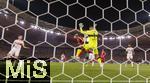 16.08.2025, Fussball Bundesliga 2025/2026, Franz-Beckenbauer-Supercup, VfB Stuttgart - FC Bayern Mnchen, in der MHP-Arena (Stuttgart). Kopfballtor zum 2:0 von Luis Diaz (mitte, FC Bayern Mnchen) gegen Torwart Fabian Bredlow (Stuttgart) 