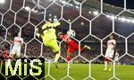 16.08.2025, Fussball Bundesliga 2025/2026, Franz-Beckenbauer-Supercup, VfB Stuttgart - FC Bayern Mnchen, in der MHP-Arena (Stuttgart). Kopfballtor zum 2:0 von Luis Diaz (Bayern) gegen Torwart Fabian Bredlow (Stuttgart) 