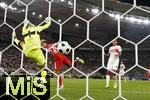 16.08.2025, Fussball Bundesliga 2025/2026, Franz-Beckenbauer-Supercup, VfB Stuttgart - FC Bayern Mnchen, in der MHP-Arena (Stuttgart). Kopfballtor zum 2:0 von Luis Diaz (Bayern) gegen Torwart Fabian Bredlow (Stuttgart) 