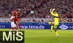 16.08.2025, Fussball Bundesliga 2025/2026, Franz-Beckenbauer-Supercup, VfB Stuttgart - FC Bayern Mnchen, in der MHP-Arena (Stuttgart). Kopfball zum 2:0 Tor fr Luis Diaz (li, FC Bayern Mnchen) gegen Torwart Fabian Bredlow (re, Stuttgart) 