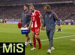 16.08.2025, Fussball Bundesliga 2025/2026, Franz-Beckenbauer-Supercup, VfB Stuttgart - FC Bayern Mnchen, in der MHP-Arena (Stuttgart). Konrad Laimer (FC Bayern Mnchen) muss verletzt aus dem Spiel gefhrt werden.