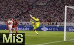 16.08.2025, Fussball Bundesliga 2025/2026, Franz-Beckenbauer-Supercup, VfB Stuttgart - FC Bayern Mnchen, in der MHP-Arena (Stuttgart). Kopfball zum 2:0 Tor fr Luis Diaz (li, FC Bayern Mnchen) gegen Torwart Fabian Bredlow (re, Stuttgart) 