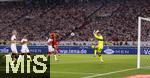 16.08.2025, Fussball Bundesliga 2025/2026, Franz-Beckenbauer-Supercup, VfB Stuttgart - FC Bayern Mnchen, in der MHP-Arena (Stuttgart). Kopfball zum 2:0 Tor fr Luis Diaz (mitte, FC Bayern Mnchen) gegen Torwart Fabian Bredlow (Stuttgart) 