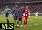 16.08.2025, Fussball Bundesliga 2025/2026, Franz-Beckenbauer-Supercup, VfB Stuttgart - FC Bayern Mnchen, in der MHP-Arena (Stuttgart). Konrad Laimer (re, FC Bayern Mnchen) muss verletzt aus dem Spiel gefhrt werden.