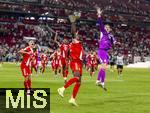 16.08.2025, Fussball Bundesliga 2025/2026, Franz-Beckenbauer-Supercup, VfB Stuttgart - FC Bayern Mnchen, in der MHP-Arena (Stuttgart). Schlussjubel v.li: Joshua Kimmich (FC Bayern Mnchen), Dayot Upamecano (FC Bayern Mnchen) mit dem Pokal, Torwart Manuel Neuer (FC Bayern Mnchen).