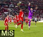 16.08.2025, Fussball Bundesliga 2025/2026, Franz-Beckenbauer-Supercup, VfB Stuttgart - FC Bayern Mnchen, in der MHP-Arena (Stuttgart). Schlussjubel v.li: Joshua Kimmich (FC Bayern Mnchen), Dayot Upamecano (FC Bayern Mnchen) mit dem Pokal, Torwart Manuel Neuer (FC Bayern Mnchen).
