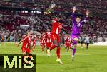 16.08.2025, Fussball Bundesliga 2025/2026, Franz-Beckenbauer-Supercup, VfB Stuttgart - FC Bayern Mnchen, in der MHP-Arena (Stuttgart). Schlussjubel v.li: Joshua Kimmich (FC Bayern Mnchen), Dayot Upamecano (FC Bayern Mnchen) mit dem Pokal, Torwart Manuel Neuer (FC Bayern Mnchen).