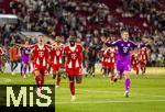16.08.2025, Fussball Bundesliga 2025/2026, Franz-Beckenbauer-Supercup, VfB Stuttgart - FC Bayern Mnchen, in der MHP-Arena (Stuttgart). Schlussjubel v.li: Joshua Kimmich (FC Bayern Mnchen), Dayot Upamecano (FC Bayern Mnchen) mit dem Pokal, Torwart Manuel Neuer (FC Bayern Mnchen) 