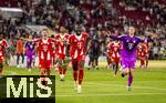 16.08.2025, Fussball Bundesliga 2025/2026, Franz-Beckenbauer-Supercup, VfB Stuttgart - FC Bayern Mnchen, in der MHP-Arena (Stuttgart). Schlussjubel v.li: Joshua Kimmich (FC Bayern Mnchen), Dayot Upamecano (FC Bayern Mnchen) mit dem Pokal, Torwart Manuel Neuer (FC Bayern Mnchen) 