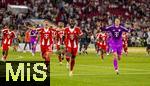 16.08.2025, Fussball Bundesliga 2025/2026, Franz-Beckenbauer-Supercup, VfB Stuttgart - FC Bayern Mnchen, in der MHP-Arena (Stuttgart). Schlussjubel v.li: Joshua Kimmich (FC Bayern Mnchen), Dayot Upamecano (FC Bayern Mnchen) mit dem Pokal, Torwart Manuel Neuer (FC Bayern Mnchen) 
