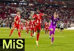 16.08.2025, Fussball Bundesliga 2025/2026, Franz-Beckenbauer-Supercup, VfB Stuttgart - FC Bayern Mnchen, in der MHP-Arena (Stuttgart). Schlussjubel v.li: Joshua Kimmich (FC Bayern Mnchen), Dayot Upamecano (FC Bayern Mnchen) mit dem Pokal, Torwart Manuel Neuer (FC Bayern Mnchen).