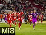 16.08.2025, Fussball Bundesliga 2025/2026, Franz-Beckenbauer-Supercup, VfB Stuttgart - FC Bayern Mnchen, in der MHP-Arena (Stuttgart). Schlussjubel v.li: Joshua Kimmich (FC Bayern Mnchen), Dayot Upamecano (FC Bayern Mnchen) mit dem Pokal, Torwart Manuel Neuer (FC Bayern Mnchen) 