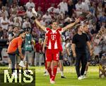 16.08.2025, Fussball Bundesliga 2025/2026, Franz-Beckenbauer-Supercup, VfB Stuttgart - FC Bayern Mnchen, in der MHP-Arena (Stuttgart). Schlussjubel Leon Goretzka (FC Bayern Mnchen) mit dem Legendren Kakadu aus Porzellan. 