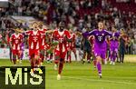 16.08.2025, Fussball Bundesliga 2025/2026, Franz-Beckenbauer-Supercup, VfB Stuttgart - FC Bayern Mnchen, in der MHP-Arena (Stuttgart). Schlussjubel v.li: Joshua Kimmich (FC Bayern Mnchen), Jonathan Tah (FC Bayern Mnchen), Dayot Upamecano (FC Bayern Mnchen) mit dem Pokal, Torwart Manuel Neuer (FC Bayern Mnchen) 