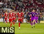 16.08.2025, Fussball Bundesliga 2025/2026, Franz-Beckenbauer-Supercup, VfB Stuttgart - FC Bayern Mnchen, in der MHP-Arena (Stuttgart). Schlussjubel v.li: Joshua Kimmich (FC Bayern Mnchen), Jonathan Tah (FC Bayern Mnchen), Dayot Upamecano (FC Bayern Mnchen) mit dem Pokal, Torwart Manuel Neuer (FC Bayern Mnchen) 