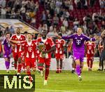 16.08.2025, Fussball Bundesliga 2025/2026, Franz-Beckenbauer-Supercup, VfB Stuttgart - FC Bayern Mnchen, in der MHP-Arena (Stuttgart). Schlussjubel v.li: Joshua Kimmich (FC Bayern Mnchen), Jonathan Tah (FC Bayern Mnchen), Dayot Upamecano (FC Bayern Mnchen) mit dem Pokal, Torwart Manuel Neuer (FC Bayern Mnchen) 