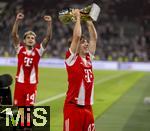 16.08.2025, Fussball Bundesliga 2025/2026, Franz-Beckenbauer-Supercup, VfB Stuttgart - FC Bayern Mnchen, in der MHP-Arena (Stuttgart). Schlussjubel Lennart Karl (FC Bayern Mnchen) mit dem Pokal 