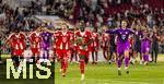 16.08.2025, Fussball Bundesliga 2025/2026, Franz-Beckenbauer-Supercup, VfB Stuttgart - FC Bayern Mnchen, in der MHP-Arena (Stuttgart). Schlussjubel v.li: Joshua Kimmich (FC Bayern Mnchen), Jonathan Tah (FC Bayern Mnchen), Dayot Upamecano (FC Bayern Mnchen) mit dem Pokal, Torwart Manuel Neuer (FC Bayern Mnchen) 