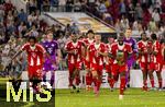 16.08.2025, Fussball Bundesliga 2025/2026, Franz-Beckenbauer-Supercup, VfB Stuttgart - FC Bayern Mnchen, in der MHP-Arena (Stuttgart). Schlussjubel v.li: Jonah Kusi-Asare (Bayern Mnchen), Torwart Jonas Urbig (FC Bayern Mnchen), Jonathan Tah (FC Bayern Mnchen), Joshua Kimmich (FC Bayern Mnchen), Dayot Upamecano (FC Bayern Mnchen) mit dem Pokal, Torwart Manuel Neuer (FC Bayern Mnchen) 