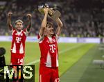 16.08.2025, Fussball Bundesliga 2025/2026, Franz-Beckenbauer-Supercup, VfB Stuttgart - FC Bayern Mnchen, in der MHP-Arena (Stuttgart). Schlussjubel Lennart Karl (FC Bayern Mnchen) mit dem Pokal 