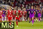 16.08.2025, Fussball Bundesliga 2025/2026, Franz-Beckenbauer-Supercup, VfB Stuttgart - FC Bayern Mnchen, in der MHP-Arena (Stuttgart). Schlussjubel v.li: Joshua Kimmich (FC Bayern Mnchen), Jonathan Tah (FC Bayern Mnchen), Dayot Upamecano (FC Bayern Mnchen) mit dem Pokal, Torwart Manuel Neuer (FC Bayern Mnchen) 