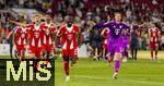16.08.2025, Fussball Bundesliga 2025/2026, Franz-Beckenbauer-Supercup, VfB Stuttgart - FC Bayern Mnchen, in der MHP-Arena (Stuttgart). Schlussjubel v.li: Joshua Kimmich (FC Bayern Mnchen), Dayot Upamecano (FC Bayern Mnchen) mit dem Pokal, Torwart Manuel Neuer (FC Bayern Mnchen) 