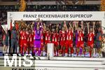 16.08.2025, Fussball Bundesliga 2025/2026, Franz-Beckenbauer-Supercup, VfB Stuttgart - FC Bayern Mnchen, in der MHP-Arena (Stuttgart). Siegerehrung nach dem Spiel, der FC Bayern hat den Supercup gewonnen. Torwart Manuel Neuer (FC Bayern Mnchen) stemmt den Pokal hoch. 