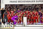 16.08.2025, Fussball Bundesliga 2025/2026, Franz-Beckenbauer-Supercup, VfB Stuttgart - FC Bayern Mnchen, in der MHP-Arena (Stuttgart). Siegerehrung nach dem Spiel, der FC Bayern hat den Supercup gewonnen. Torwart Manuel Neuer (FC Bayern Mnchen) stemmt den Pokal hoch. 