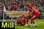16.08.2025, Fussball Bundesliga 2025/2026, Franz-Beckenbauer-Supercup, VfB Stuttgart - FC Bayern Mnchen, in der MHP-Arena (Stuttgart). Torjubel Luis Diaz (FC Bayern Mnchen) am Boden, re: Sacha Boey (FC Bayern Mnchen), Harry Kane (FC Bayern Mnchen) 