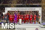 16.08.2025, Fussball Bundesliga 2025/2026, Franz-Beckenbauer-Supercup, VfB Stuttgart - FC Bayern Mnchen, in der MHP-Arena (Stuttgart). Siegerehrung nach dem Spiel, der FC Bayern hat den Supercup gewonnen. Torwart Manuel Neuer (FC Bayern Mnchen) stemmt den Pokal hoch. 