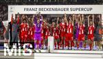 16.08.2025, Fussball Bundesliga 2025/2026, Franz-Beckenbauer-Supercup, VfB Stuttgart - FC Bayern Mnchen, in der MHP-Arena (Stuttgart). Siegerehrung nach dem Spiel, der FC Bayern hat den Supercup gewonnen. Torwart Manuel Neuer (FC Bayern Mnchen) stemmt den Pokal hoch. 