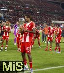 16.08.2025, Fussball Bundesliga 2025/2026, Franz-Beckenbauer-Supercup, VfB Stuttgart - FC Bayern Mnchen, in der MHP-Arena (Stuttgart). Schlussjubel Jonah Kusi-Asare (Bayern Mnchen) mit dem Pokal 