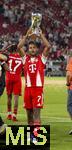 16.08.2025, Fussball Bundesliga 2025/2026, Franz-Beckenbauer-Supercup, VfB Stuttgart - FC Bayern Mnchen, in der MHP-Arena (Stuttgart). Schlussjubel Serge Gnabry (FC Bayern Mnchen) mit dem Pokal  
