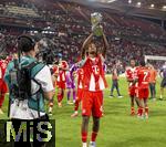 16.08.2025, Fussball Bundesliga 2025/2026, Franz-Beckenbauer-Supercup, VfB Stuttgart - FC Bayern Mnchen, in der MHP-Arena (Stuttgart). Schlussjubel Jonah Kusi-Asare (Bayern Mnchen) mit dem Pokal 