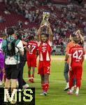 16.08.2025, Fussball Bundesliga 2025/2026, Franz-Beckenbauer-Supercup, VfB Stuttgart - FC Bayern Mnchen, in der MHP-Arena (Stuttgart). Schlussjubel Serge Gnabry (FC Bayern Mnchen) mit dem Pokal 