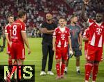 16.08.2025, Fussball Bundesliga 2025/2026, Franz-Beckenbauer-Supercup, VfB Stuttgart - FC Bayern Mnchen, in der MHP-Arena (Stuttgart). Schlussjubel Trainer Vincent Kompany (FC Bayern Mnchen) zufrieden neben Joshua Kimmich (FC Bayern Mnchen) 