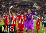 16.08.2025, Fussball Bundesliga 2025/2026, Franz-Beckenbauer-Supercup, VfB Stuttgart - FC Bayern Mnchen, in der MHP-Arena (Stuttgart). Schlussjubel v.li: Joshua Kimmich (FC Bayern Mnchen) mit dem Legendren Kakadu, Dayot Upamecano (FC Bayern Mnchen), Dayot Upamecano (FC Bayern Mnchen) 